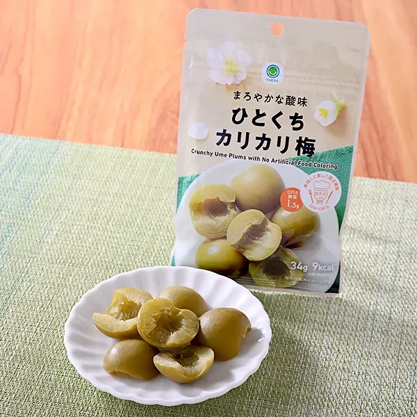 패밀리마트 부드러운 신맛 히토 쿠치 바삭 바삭한 매실 일본편의점 간식